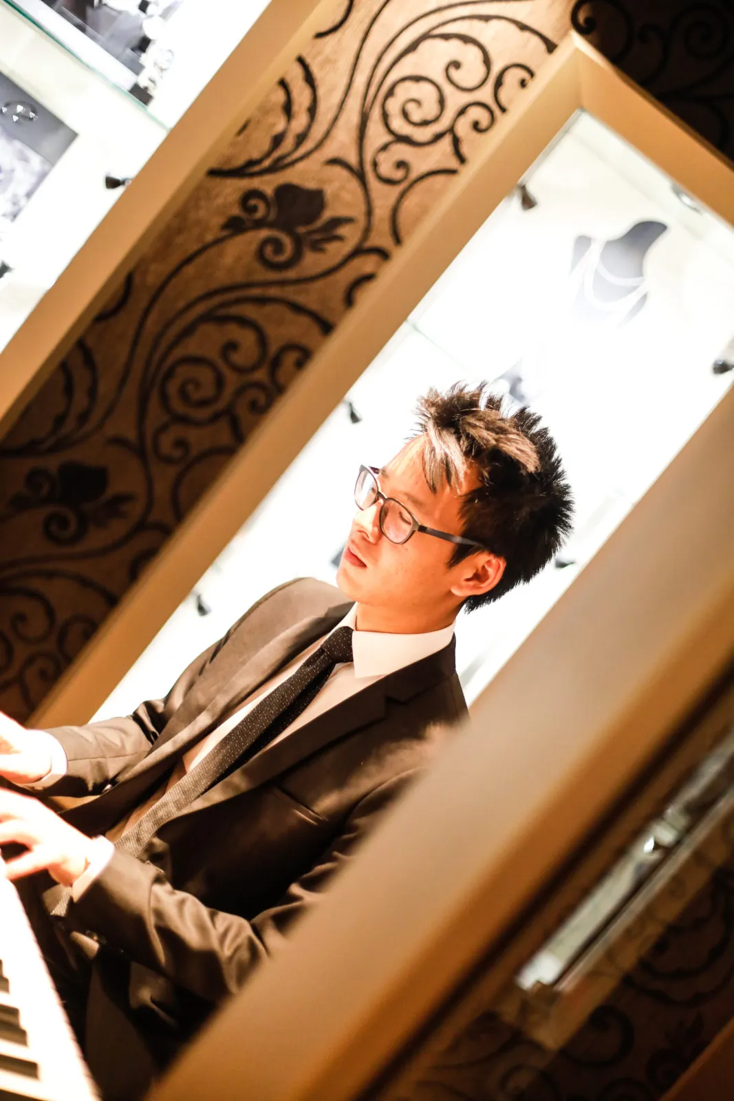Jerry Lu spielt Klavier bei einem exklusiven Dinnerabend.